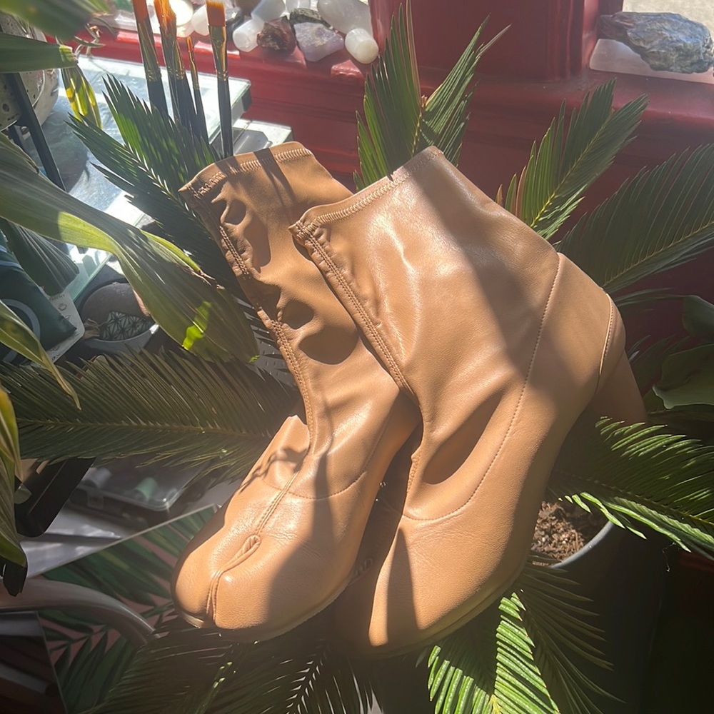 Beautiful Taupe Maison Margiela Tabi Boots! Size 41 Sock Boots Nude